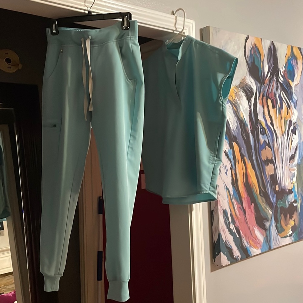 Scrub set